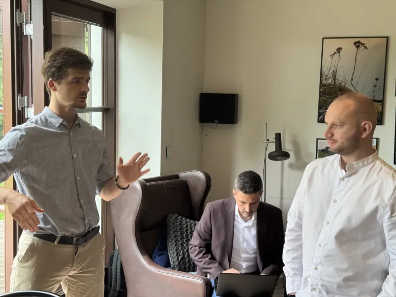 Zespół Sailes podczas wspólnej pracy nad procesem